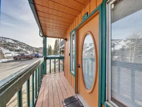 Cozy Comfort and Mountain Adventure - Charming Retreat