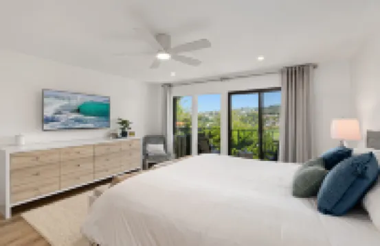 Golf Course Views and Modern Interiors - Stylish Coastal Retreat