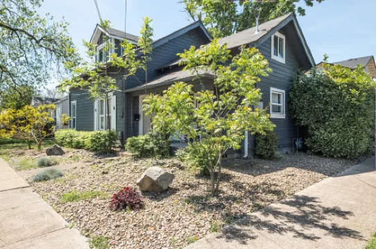 Charming Getaway with Spacious Living and Gourmet Kitchen - Beautiful Sanctuary