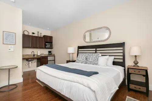 Outdoor Pool, Hot Tub and Designer Amenities - Elegant Tranquil Retreat