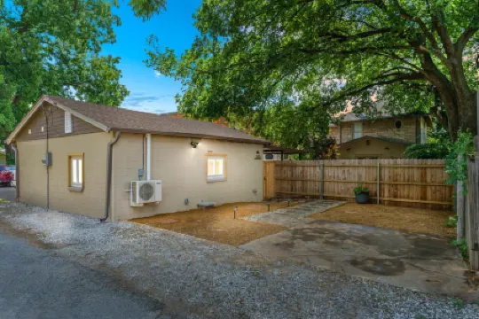 Cozy Enclosed Patio and Fully Stocked Kitchen - Inviting Cherry Street Haven