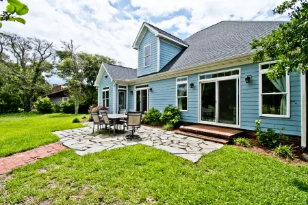 Golf Course Views and Outdoor Oasis - Charming Family Retreat