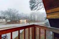 Dog-friendly duplex with fireplace, central AC & loft - on golf course Hotels in Cross Township