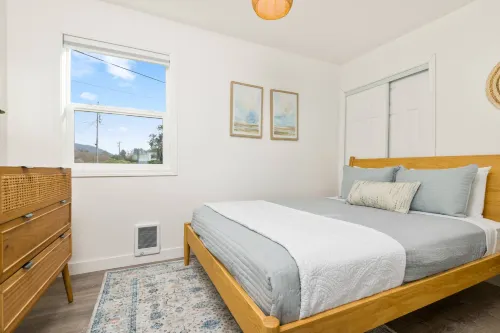 Steps to Beach and Dining Delights - Charming Coastal Escape Hotels in Rockaway Beach