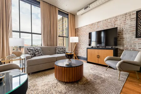 2BR Canal Street Charm: Elegant Space | The Mayfair
