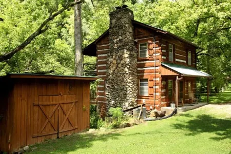 Rustic Stream Retreat - Pond, Grist Mill, Charming Cabin Отели в г. Питман Сентер