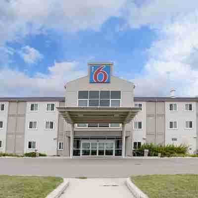 Motel 6 Brandon, MB Hotel Exterior