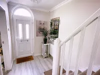 The Serene Stays Sleeps 6 with Garden Hotels in Oldham