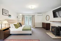 Mountaineer Inn Hotels in Dover