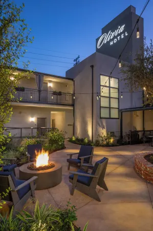 The Olivia Hotel Отели рядом с достопримечательностью «Парк Холмби»