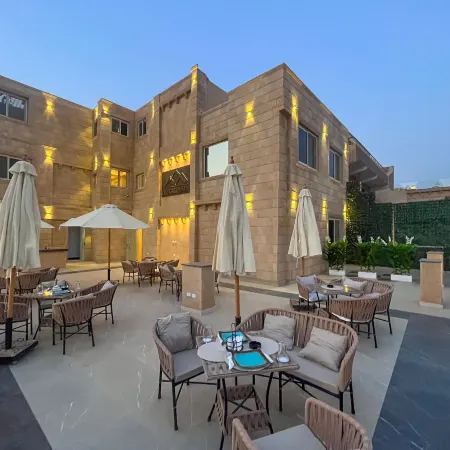 The Gate Hotel Front Pyramids & Sphinx View