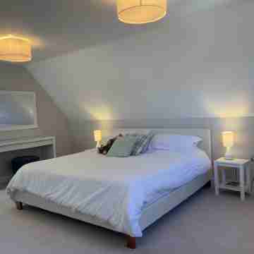 1-Bed - Sleeps 2 - Pet Friendly w Parking Rooms