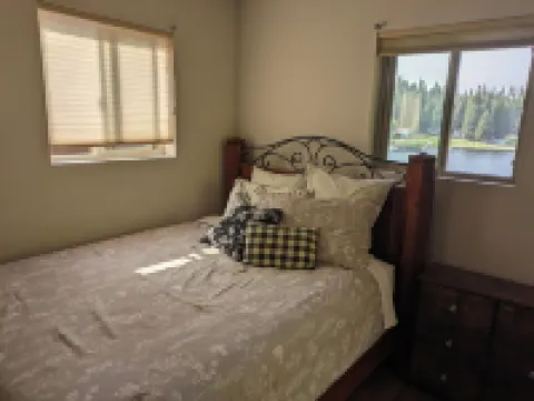 Lakefront guest house,  dock access. Kayak, peddleboat, and rowboat... fishing.