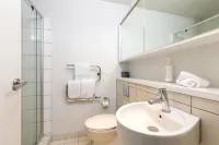 Auckland Harbour Suites - С бассейном