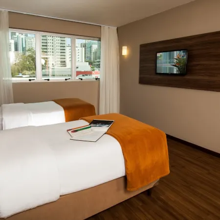 BH Raja Hotel Отели рядом с достопримечательностью «Площадь Свободы»