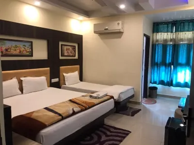 新德里格羅姆戈甘加小屋旅館 Qutbuddin Bakhtiar Kaki附近的飯店