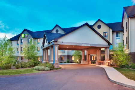 Holiday Inn Express & Suites Bradley Airport Отели в г. Виндзор Локс