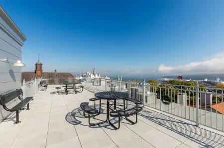 Les Lofts du Trésor - PAR les Lofts Vieux-Québec Отели рядом с достопримечательностью «Cartier-Brébeuf National Historic Site»