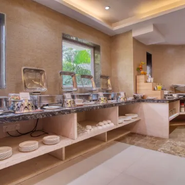 Roland Hotel Отели рядом с достопримечательностью «Консульство США»
