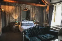 Le Petit Chateau & William de Percy Hotels in 
