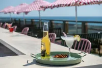 Leonardo Gordon Beach - bar