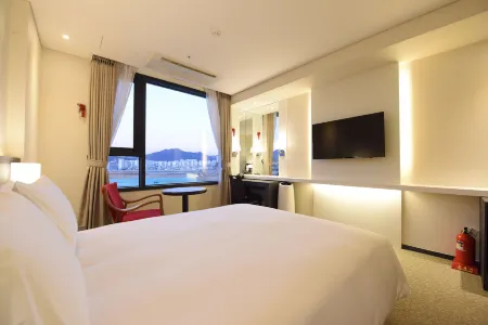 Geoje Artnouveau Suite Hotel Отели рядом с достопримечательностью «Historic Park of Geoje POW Cam»