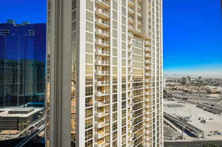 StripViewSuites at Signature Отели рядом с достопримечательностью «CSI：The Experience Las Vegas»