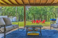 Charming 3-bedroom, gorgeous Lake Front, Fishing Dock, Fire Pit, Kayak & more Hotels in Rains County