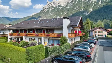 Hotel Franziska Отели в г. Миттенвальд