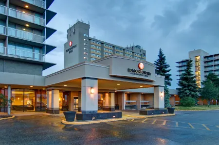 Edmonton Inn and Conference Centre Отели рядом с достопримечательностью «Роджерс Плэйс»