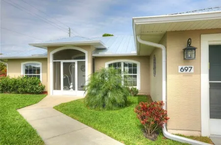 Pool Retreat & Minutes to the Beach! Отели в г. Себастиан