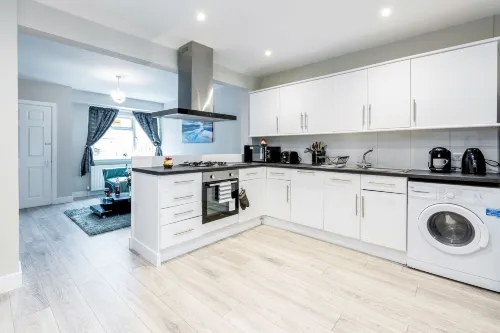 Modern 2-Bed, 2-Bath Bungalow - Apartemen