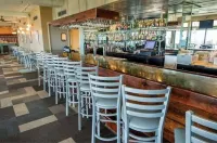 Ramada Plaza by Wyndham Virginia Beach Oceanfront - bar