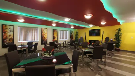 Dreamz Inn Отели рядом с достопримечательностью «Годерич Мейн Бич»