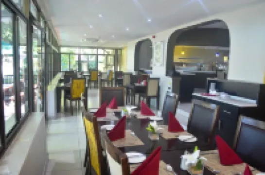 Cresta Riley's Hotel