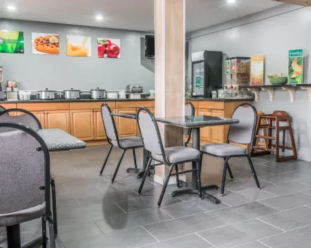 Quality Inn Grand Rapids North Отели в г. Уолкер