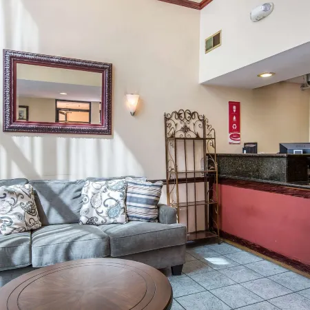 Econo Lodge Inn & Suites Riverside - Corona