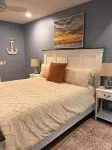 Cozy, convenient poolside by canal and beach .9 m Downtown shops and eateries