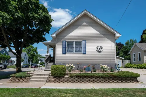 Family & Business Travel Ready- North Beach Bungalow!  Minutes to Everything! Hotels in Racine