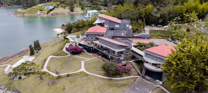 Tau House Hotels in Guatapé