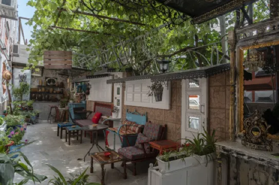 Elia Boutique Hostel & Apart-Hotel Отели рядом с достопримечательностью «Авто Музей Тбилиси»