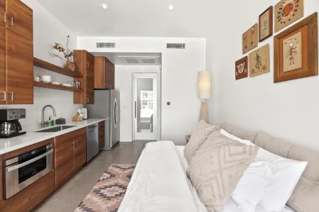 Funky Pool Side Cabana in Dtphx Отели рядом с достопримечательностью «Центральная библиотека Бертон Барр»