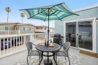Topside Newport Rooftop Balcony + Ocean Views + Walk to Pier, Marina Village