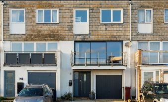 Beautifully Refurbished 4-Bed Beachside Retreat