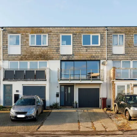 Beautifully Refurbished 4-Bed Beachside Retreat