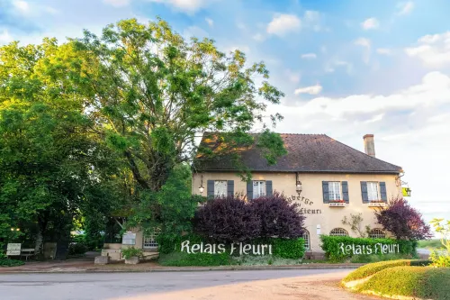Logis Hôtel le Relais Fleuri Hôtels à : Avallon