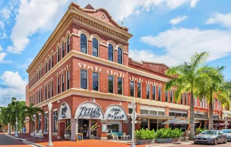 5027 Fairfield Dr - Paradise Palms 3 Bedroom Home by RedAwning