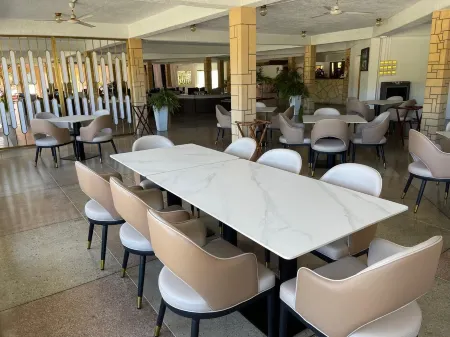 Cortsland Hotel Отели рядом с достопримечательностью «V C Bird Monument»