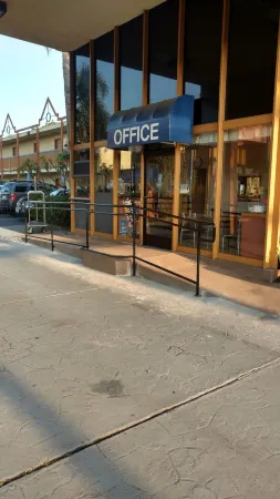 Days Inn by Wyndham Los Angeles LAX/VeniceBch/Marina DelRay Отели рядом с достопримечательностью «Ла Брея Тар Питс & Музеум»