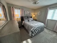 Norland Getaway, Great West End Location, Hot Tub-Pet Friendly, Arcade!